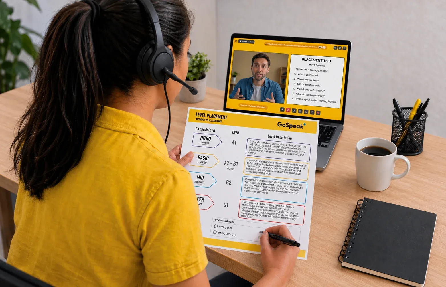 Alumno participando en una evaluación de inglés en vivo por videollamada